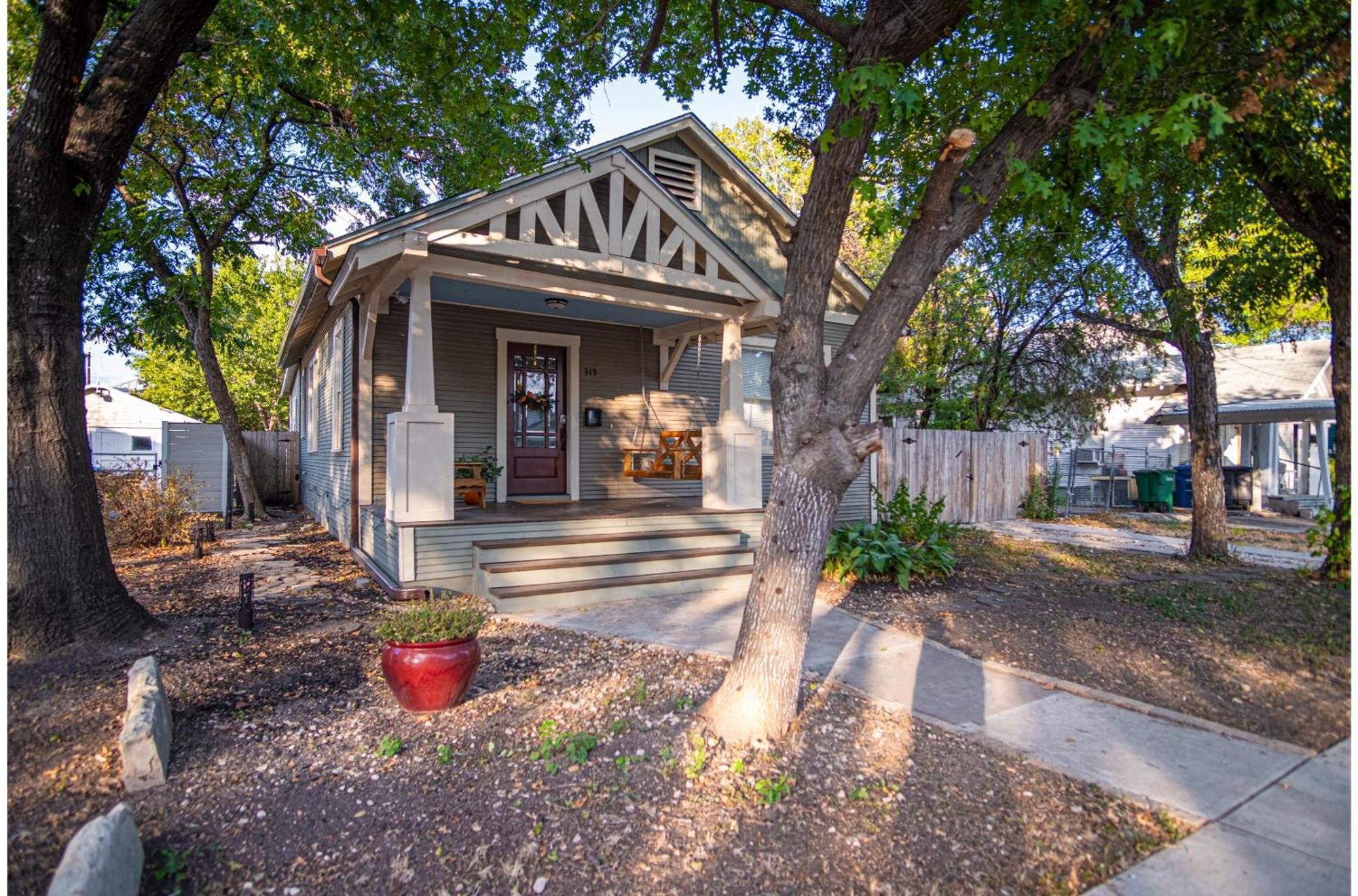 Chic Downtown Farmhouse With Garden And Bbq Grill San Antonio Exterior photo